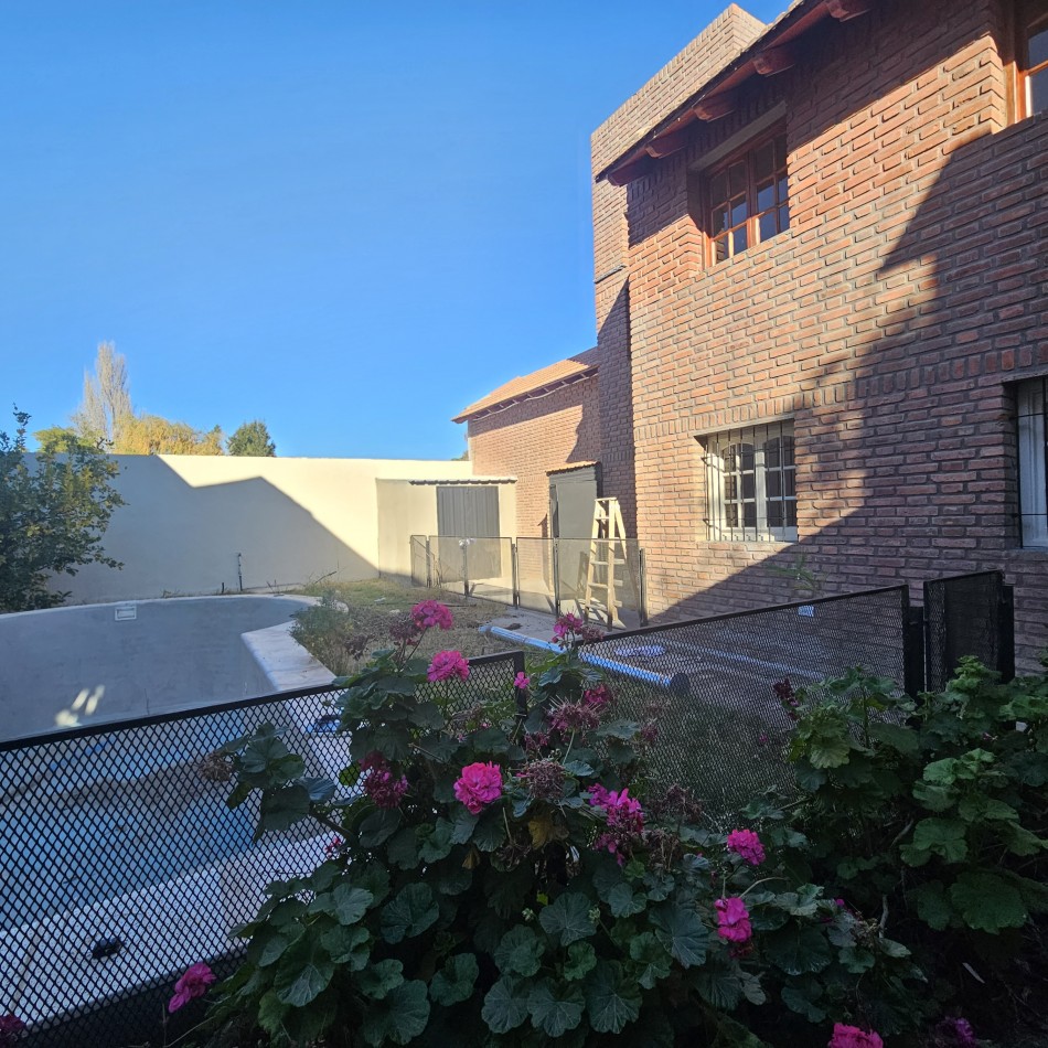 Neuquen Alquiler Casa en dos plantas Jardines del Rey APTO ALQUILER COMERCIAL O VIVIENDA