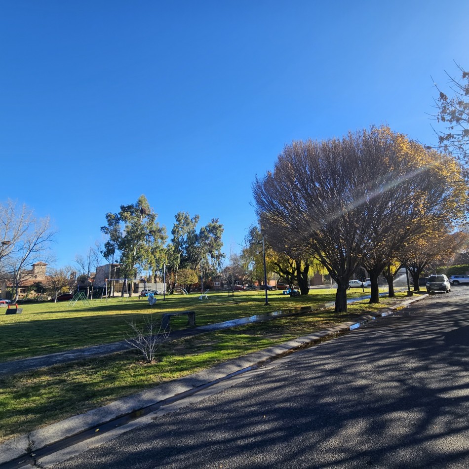 Neuquen Alquiler Casa en dos plantas Jardines del Rey APTO ALQUILER COMERCIAL O VIVIENDA