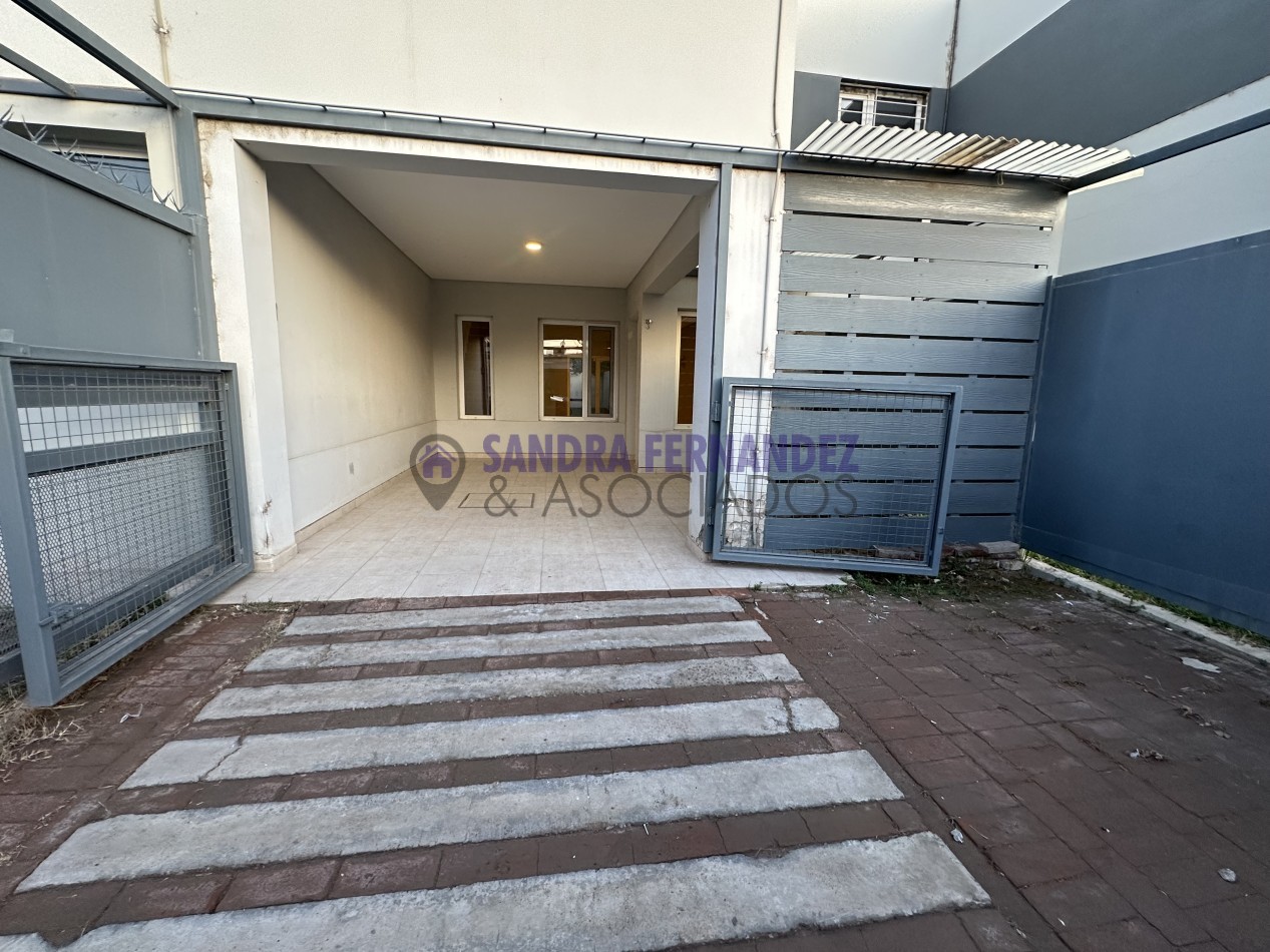 Duplex 3 dormitorios amplios. Barrio Rincon de Emilio
