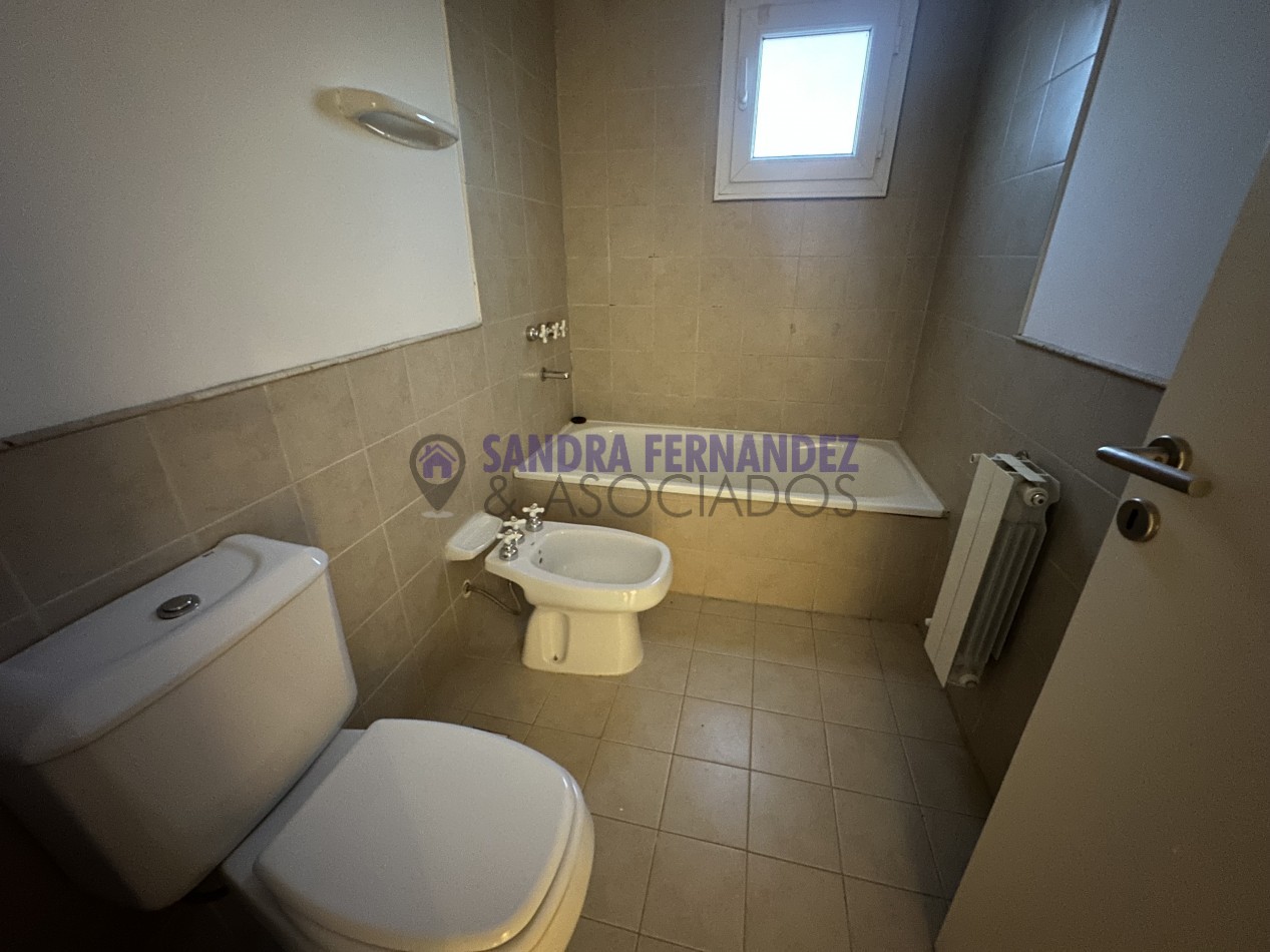 Duplex 3 dormitorios amplios. Barrio Rincon de Emilio