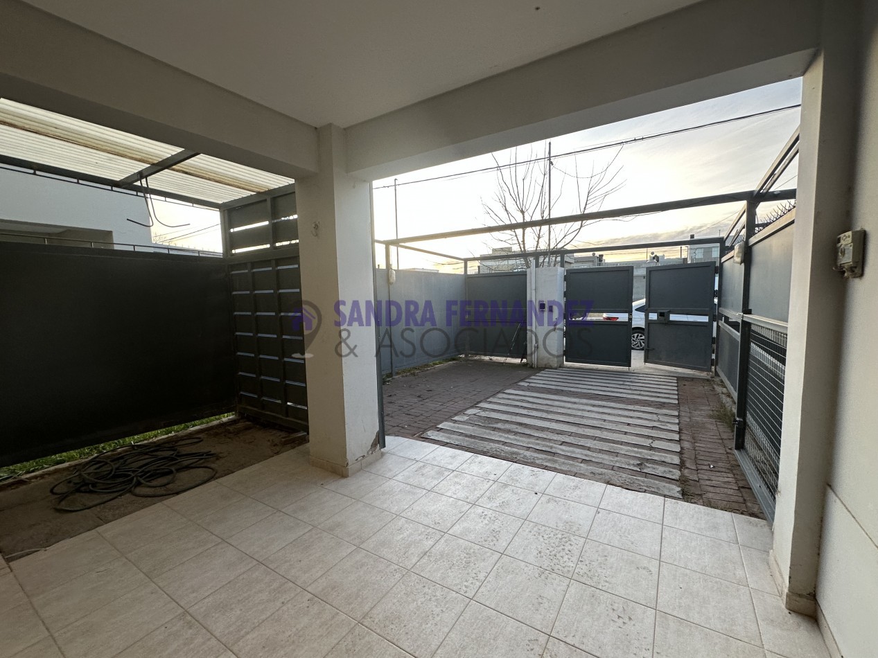 Duplex 3 dormitorios amplios. Barrio Rincon de Emilio