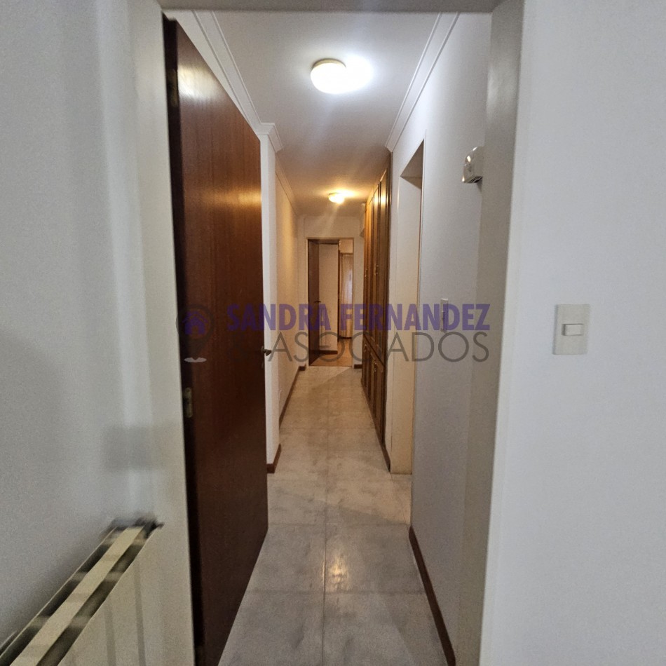 Neuquen. Alquiler. Departamento 2 dormitorios,  PB (1 en suite). Barrio Maria Auxiliadora