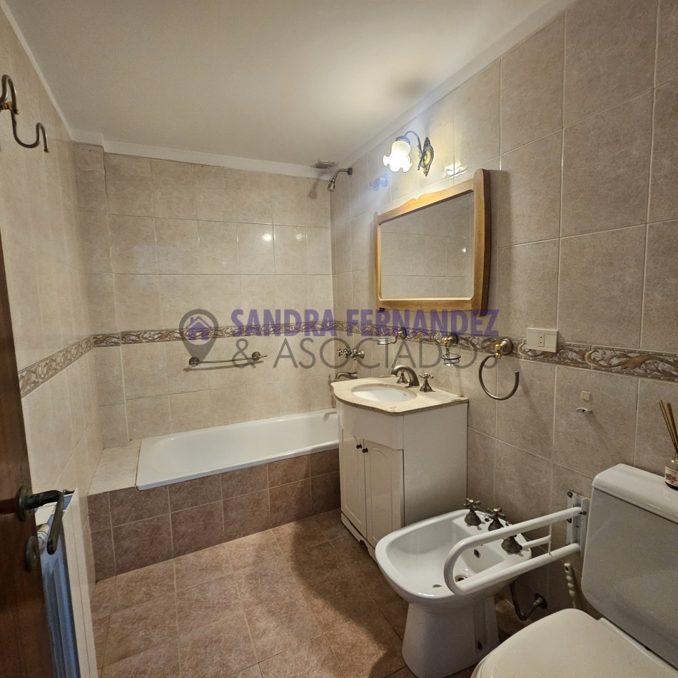 Neuquen. Alquiler. Departamento 2 dormitorios,  PB (1 en suite). Barrio Maria Auxiliadora
