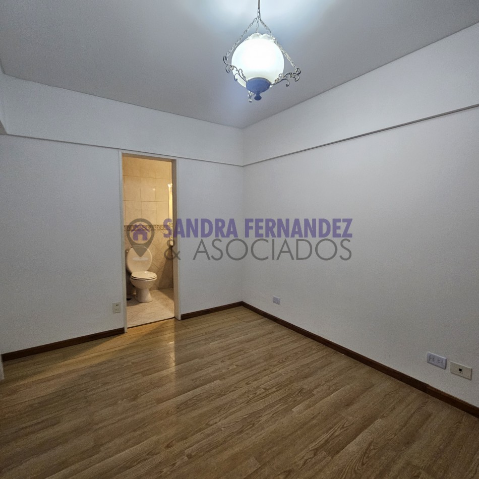 Neuquen. Alquiler. Departamento 2 dormitorios,  PB (1 en suite). Barrio Maria Auxiliadora