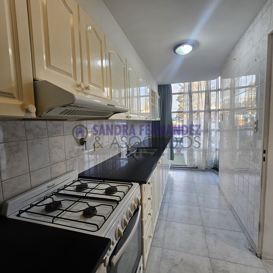 Neuquen. Alquiler. Departamento 2 dormitorios,  PB (1 en suite). Barrio Maria Auxiliadora