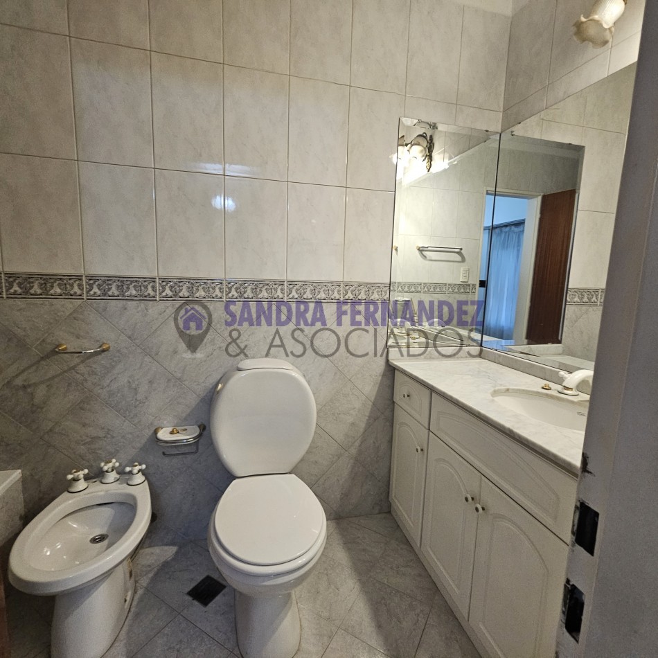 Neuquen. Alquiler. Departamento 2 dormitorios,  PB (1 en suite). Barrio Maria Auxiliadora