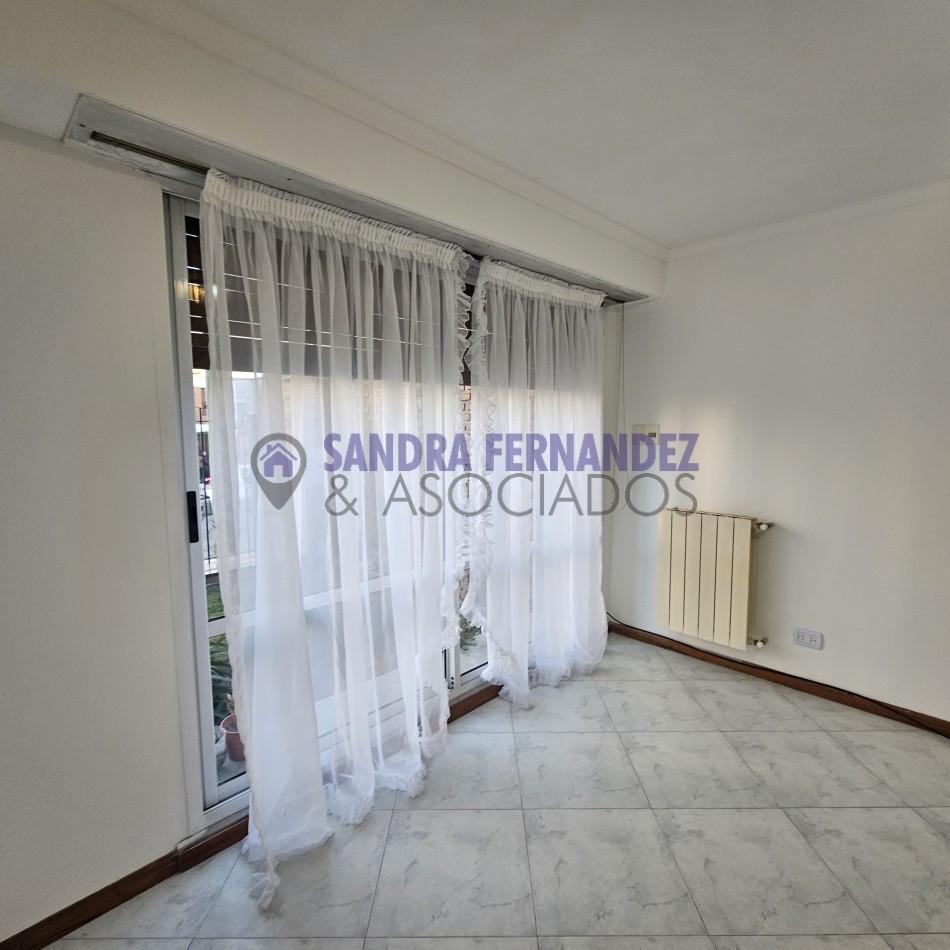 Neuquen. Alquiler. Departamento 2 dormitorios,  PB (1 en suite). Barrio Maria Auxiliadora