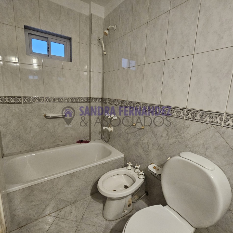Neuquen. Alquiler. Departamento 2 dormitorios,  PB (1 en suite). Barrio Maria Auxiliadora