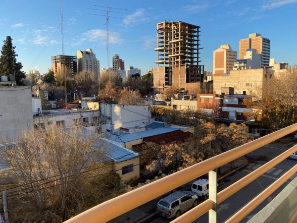 Neuquen. Alquiler. Semipiso 2 dormitorios cochera. Zona Gobernacion