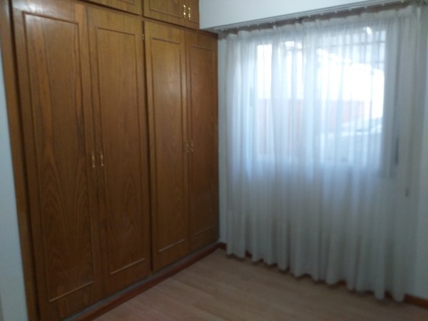 Neuquen. Alquiler. Departamento 2 dormitorios,  PB (1 en suite). Barrio Maria Auxiliadora