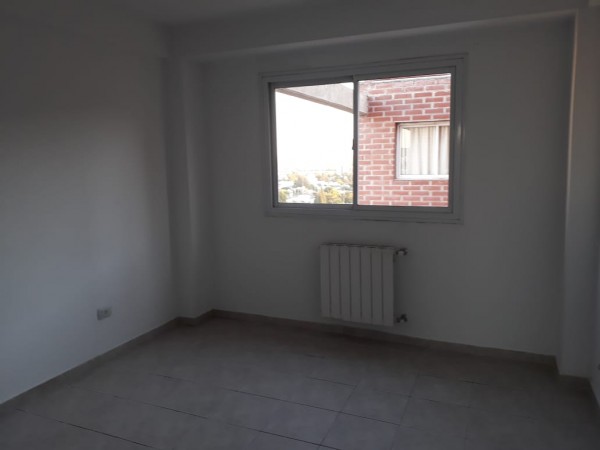 Alquiler. Departamento 1 dormitorio con terraza propia. Zona Santa Genoveva