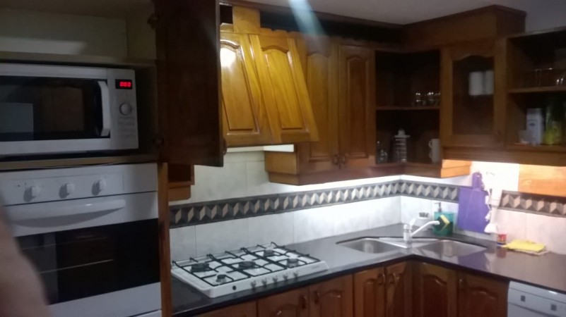 Neuquen. Alquiler. Temporario o por año. Casa 4 dormitorios con pileta estilo campo. Barrio jardines del Rey