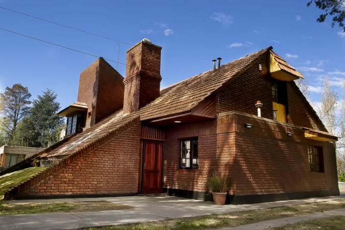 Neuquen. Alquiler. Temporario o por año. Casa 4 dormitorios con pileta estilo campo. Barrio jardines del Rey