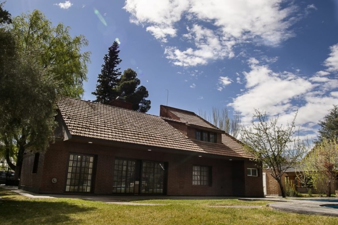 Neuquen. Alquiler. Temporario o por año. Casa 4 dormitorios con pileta estilo campo. Barrio jardines del Rey