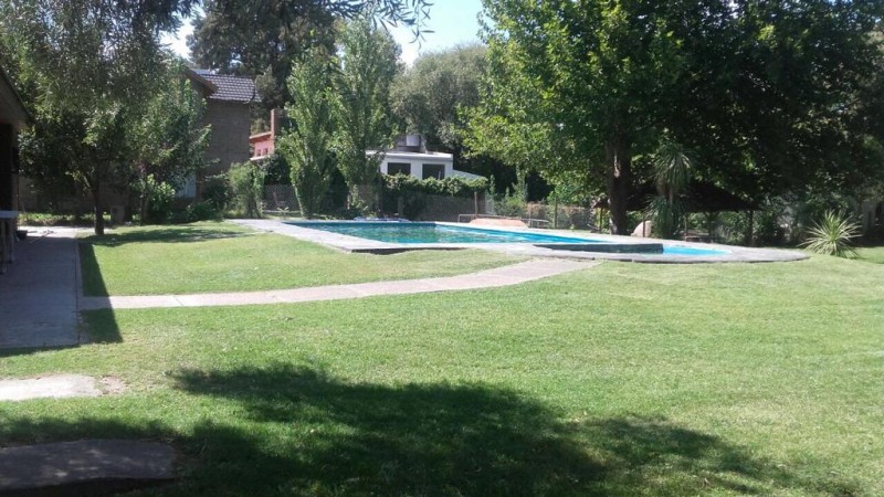 Neuquen. Alquiler. Temporario o por año. Casa 4 dormitorios con pileta estilo campo. Barrio jardines del Rey