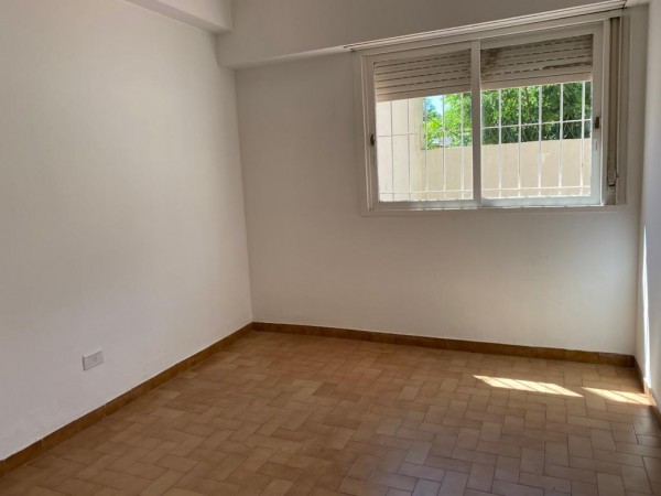 Neuquen. Alquiler. Departamento con patio. Zona Bajo Comercial