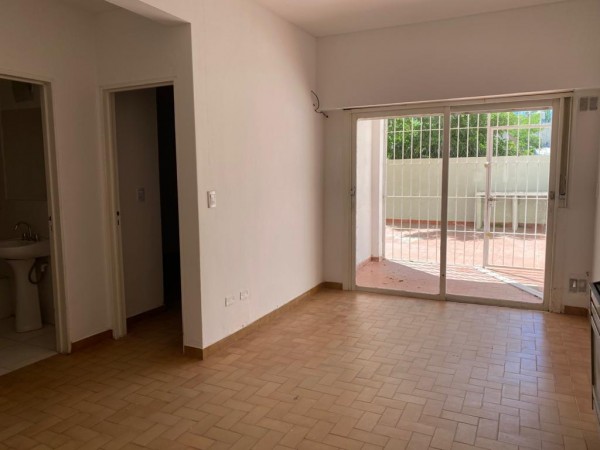 Neuquen. Alquiler. Departamento con patio. Zona Bajo Comercial