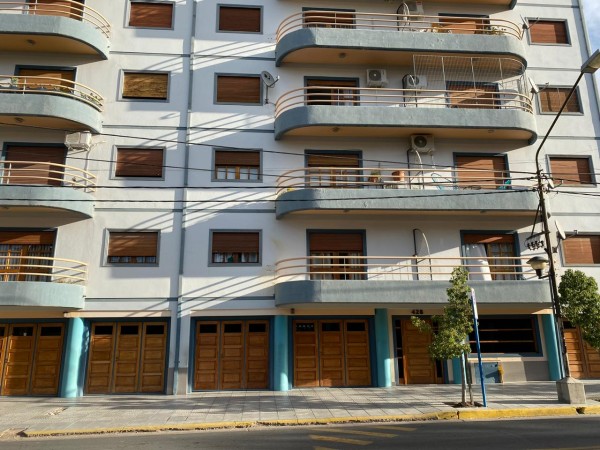 Neuquen. Alquiler. Centro Alto. Departamento semipiso 2  dormitorios. Sin Cochera