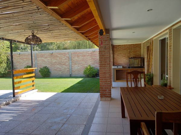 Neuquen. Alquiler. Casa 3 dormitorios en dos plantas. Barrio Rio Grande 