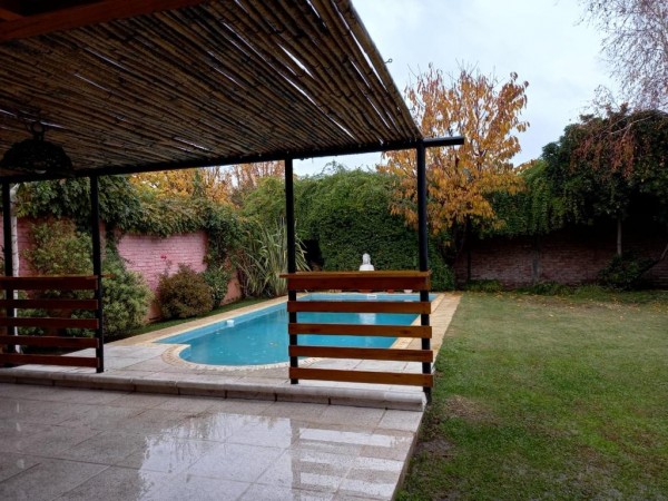 Neuquen. Alquiler. Casa 3 dormitorios en dos plantas. Barrio Rio Grande 