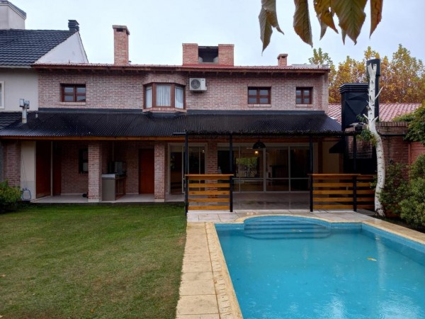 Neuquen. Alquiler. Casa 3 dormitorios en dos plantas. Barrio Rio Grande 