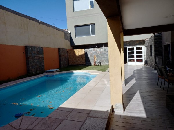 Neuquen. Alquiler. Casa 3 dorm suite, con piscina climatizada. 