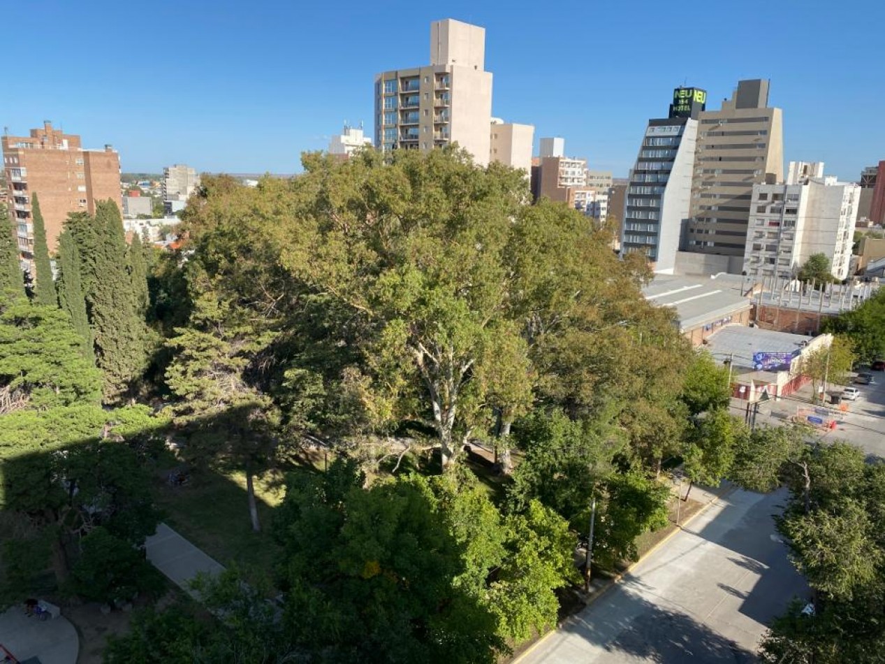 Neuquen Alquiler Departamento 2 dormitorios con vista a plaza. Zona Policlinico Neuquen. Cochera