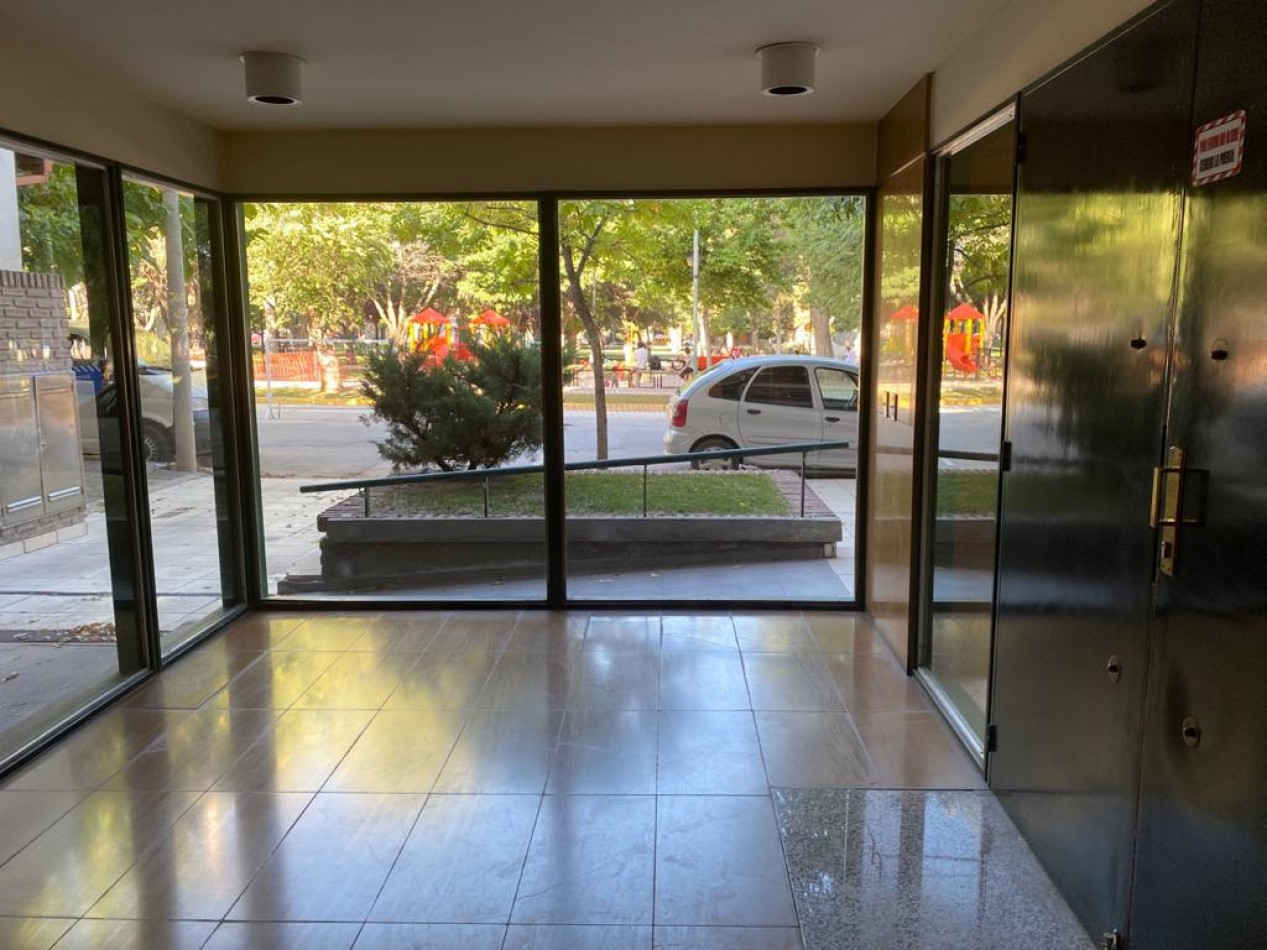 Neuquen Alquiler Departamento 2 dormitorios con vista a plaza. Zona Policlinico Neuquen. Cochera