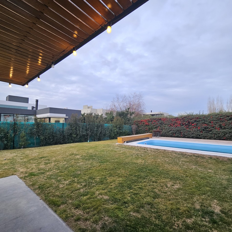 Neuquen Alquiler Casa Nivel gerencial en dos plantas Barrio Cerrado Sauces del Limay