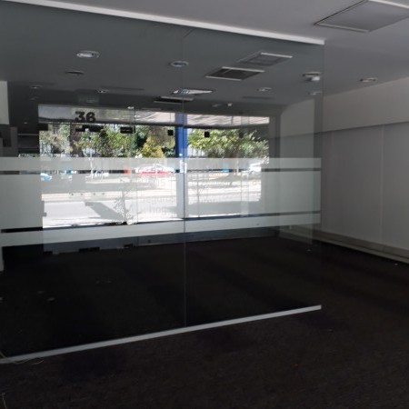 Neuquen Alquiler Local comercial sobre Av Argentina Zona Bancaria