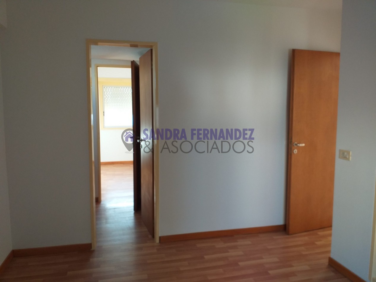 Neuquen. Alquiler. Departamento 2 dormitorios con cochera Zona Policlinico/Hospital Castro Rendon