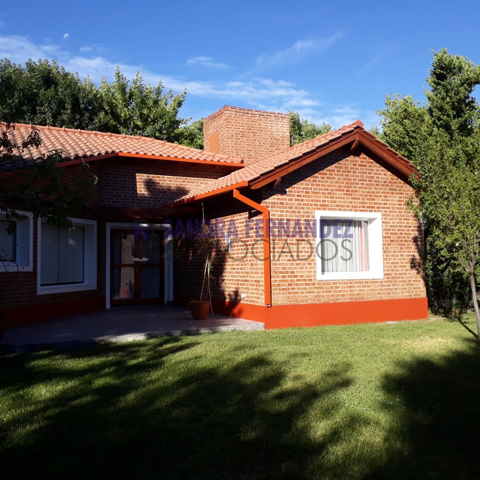 Neuquen. Alquiler Casa 2 dormitorios (suite) en una sola planta. Barrio Rincon Club de Campo