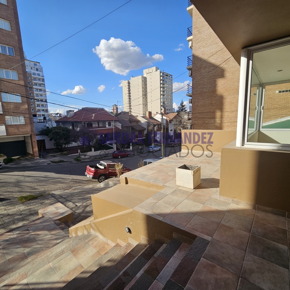 Neuquen  Alquiler Casa 3 dormitorios en 2 plantas. Zona altos de la Ciudad