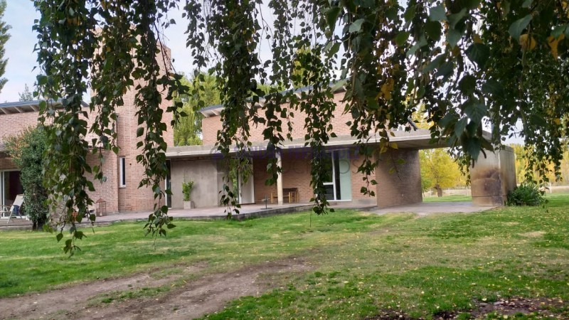 Neuquen. Plottier. Venta. Predio con Casa 3 dormitorios. Piscina