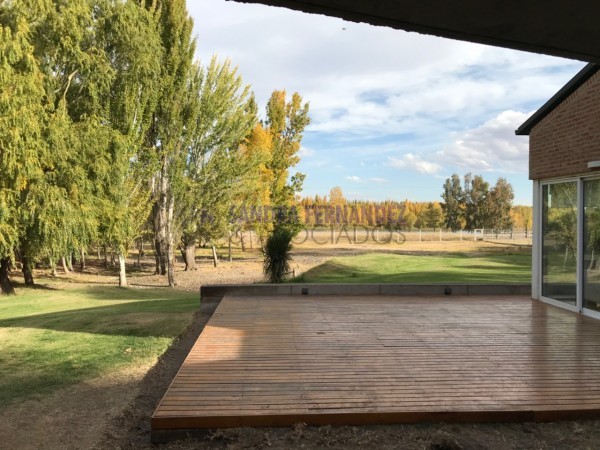 Neuquen. Plottier. Venta. Predio con Casa 3 dormitorios. Piscina