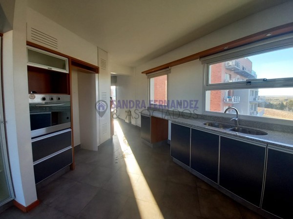 Neuquen. Alquiler. Piso. Santa Genoveva, 3 dormitorios en suite. 