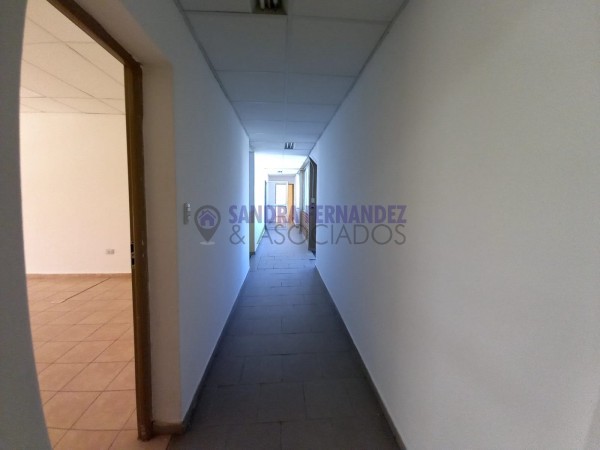 Neuquen. Alquiler. Local comercial. Oficina en dos plantas. Bajo Zona Comercial cercano Galería paseo del Sol