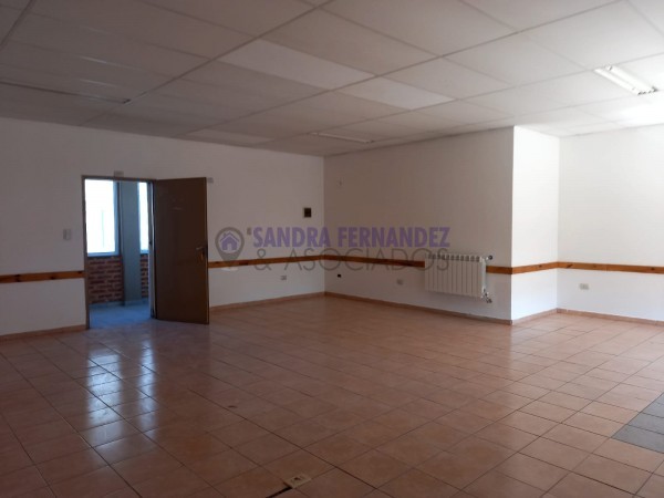 Neuquen. Alquiler. Local comercial. Oficina en dos plantas. Bajo Zona Comercial cercano Galería paseo del Sol