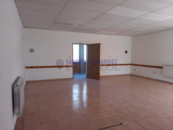 Neuquen. Alquiler. Local comercial. Oficina en dos plantas. Bajo Zona Comercial cercano Galería paseo del Sol