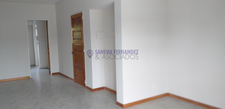 Neuquen. Alquiler. Centro Alto. Departamento semipiso 2  dormitorios. Sin Cochera