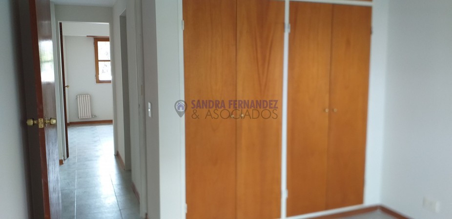 Neuquen. Alquiler. Centro Alto. Departamento semipiso 2  dormitorios. Sin Cochera