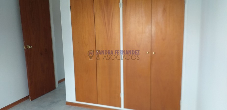 Neuquen. Alquiler. Centro Alto. Departamento semipiso 2  dormitorios. Sin Cochera