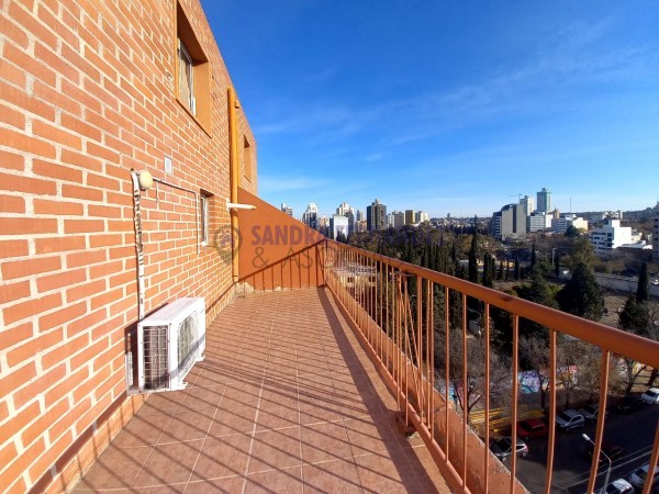 Alquiler. Departamento 1 dormitorio con terraza propia. Zona Santa Genoveva