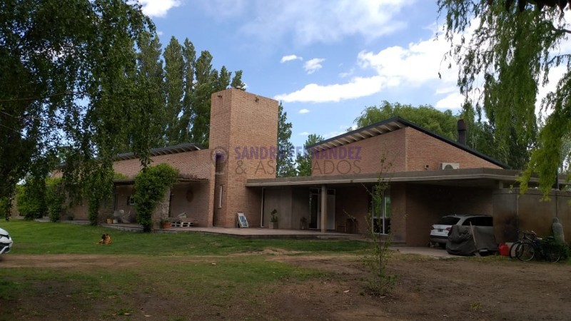 Neuquen. Plottier. Alquiler Casa en entorno natural. Vista al rio Limay. Pileta