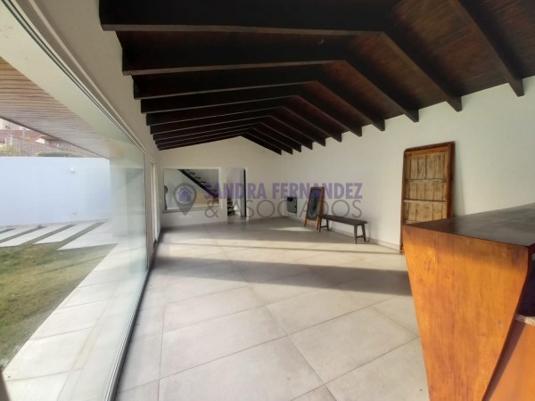 Neuquen. Alquiler (VENTA-PERMUTA) Casa Nivel Gerencial Barrio Santa Genoveva