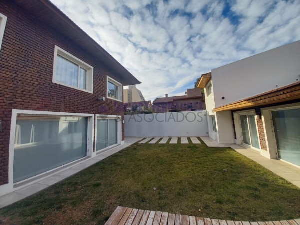 Neuquen. Alquiler (VENTA-PERMUTA) Casa Nivel Gerencial Barrio Santa Genoveva