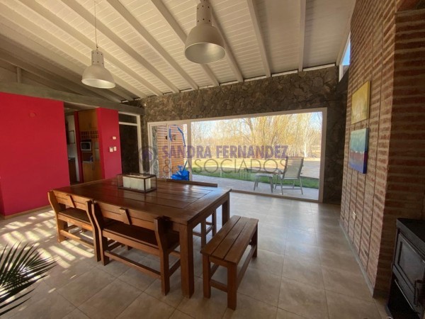 Neuquen. Plottier. Alquiler Casa en entorno natural. Vista al rio Limay. Pileta