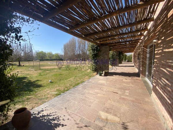 Neuquen. Plottier. Alquiler Casa en entorno natural. Vista al rio Limay. Pileta