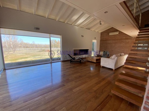 Neuquen. Plottier. Alquiler Casa en entorno natural. Vista al rio Limay. Pileta