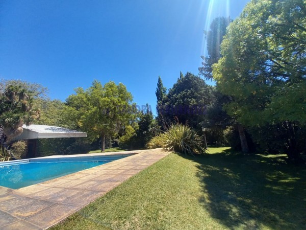 Neuquen.  Centenario. Alquiler temporario Casa con pileta